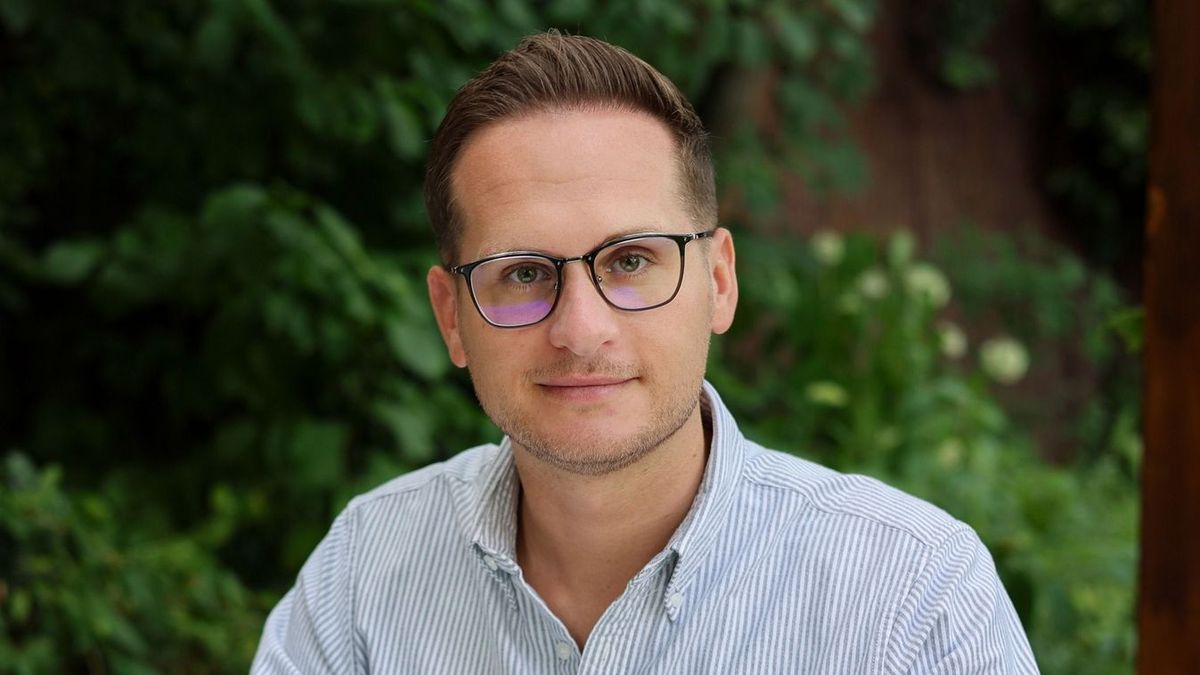 Deák Dániel writing self-critical book, continues as independent analyst
