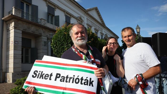 Szimpátiatüntetés a közjogi méltóságok mellett