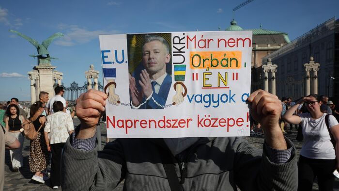 Szimpátiatüntetés a közjogi méltóságok mellett