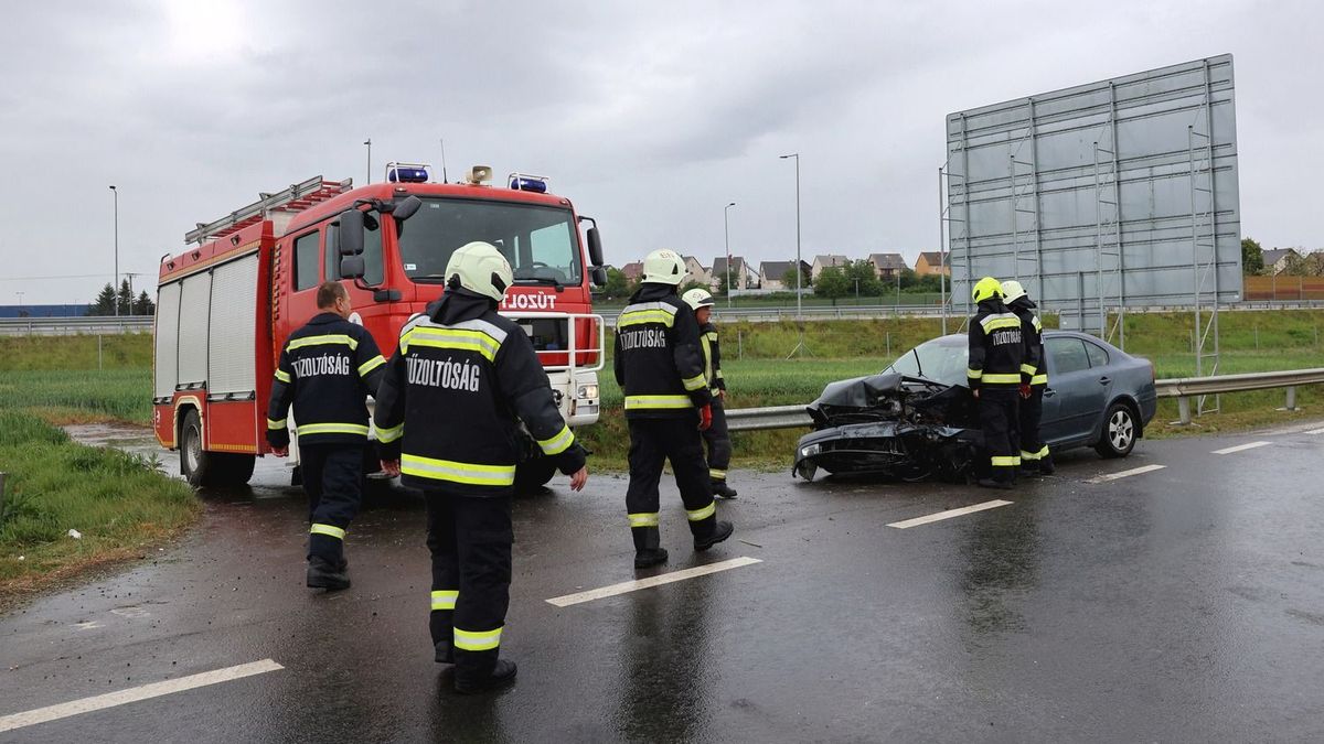 Elesett az M5-ös, két autó karambolozott egy kamionnal