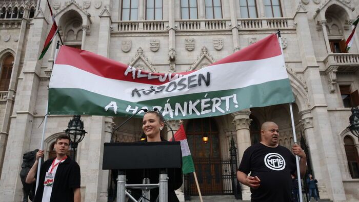 Tüntetés a migrációs paktum ellen