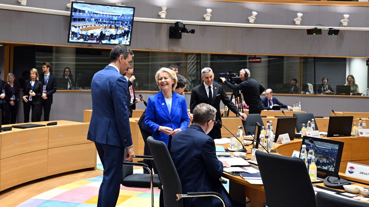 Kártyavárként omlik össze a szemünk előtt Von der Leyen szövetségesének kormánya a korrupciós botrányokban