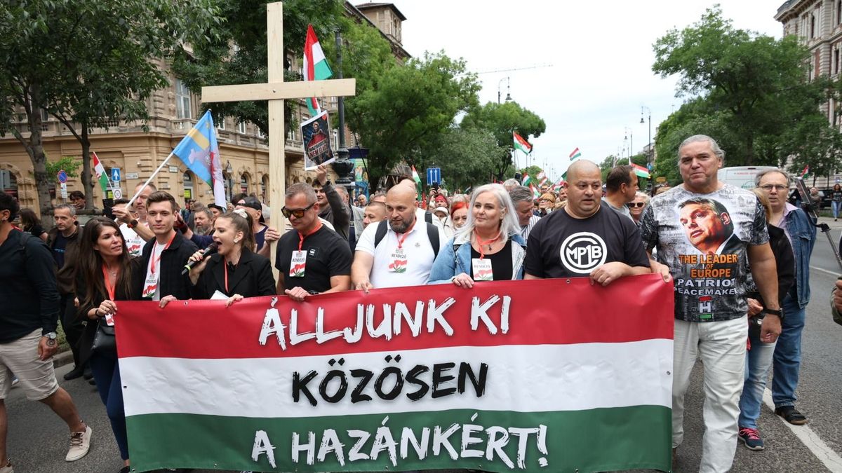 Sulyok Tamást éltették, Magyar Péter lemondását követelték a migrációs paktum ellen tüntetők a Kossuth téren