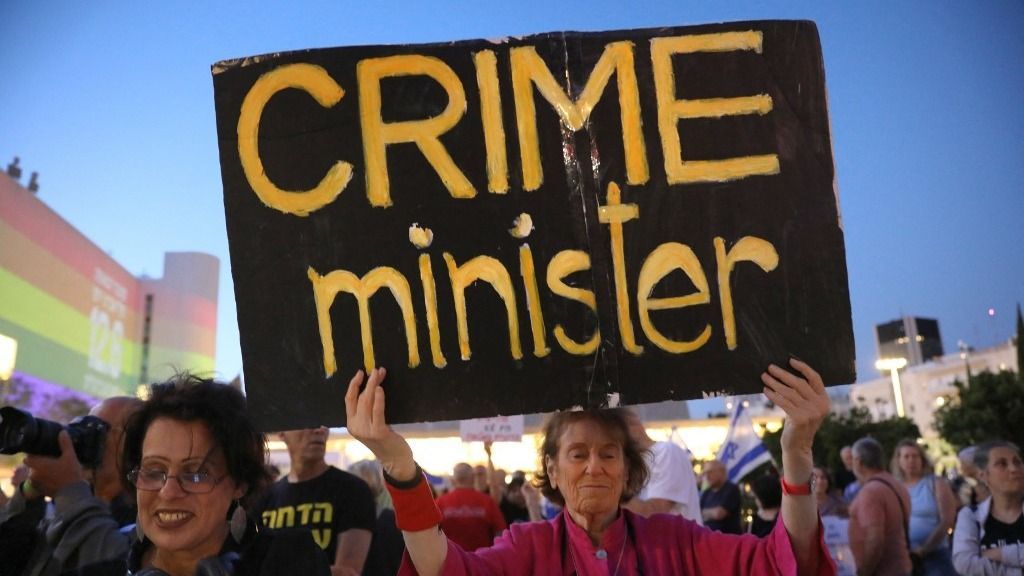 Ellenfelei szerint megosztó politikát folytat, korrupt, és tudatosan gyengíti az izraeli demokratikus intézményeket