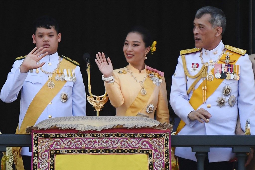 (FILES) Thailand's Prince Dipangkorn Rasmijoti (L), Princess Bajrakitiyabha Mahidol (C) and King Maha Vajiralongkorn (R) wave from the balcony of Suddhaisavarya Prasad Hall of the Grand Palace as they grant a public audience on the final day of his royal coronation in Bangkok on May 6, 2019. Thai Princess Bajrakitiyabha Mahidol, the king's eldest daughter, has died aged 47, the royal palace announced on June 12, 2026, more than three years after she was hospitalised following a sudden illness. (Photo by Jewel SAMAD / AFP)