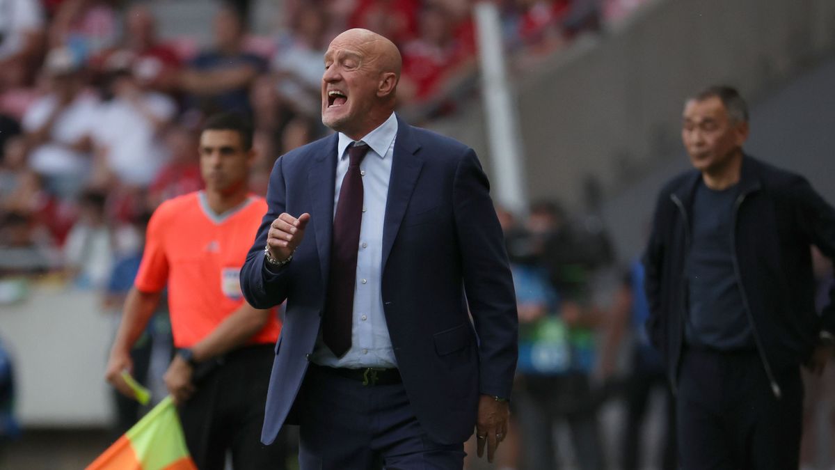 Marco Rossi dirigál a pálya széléről
