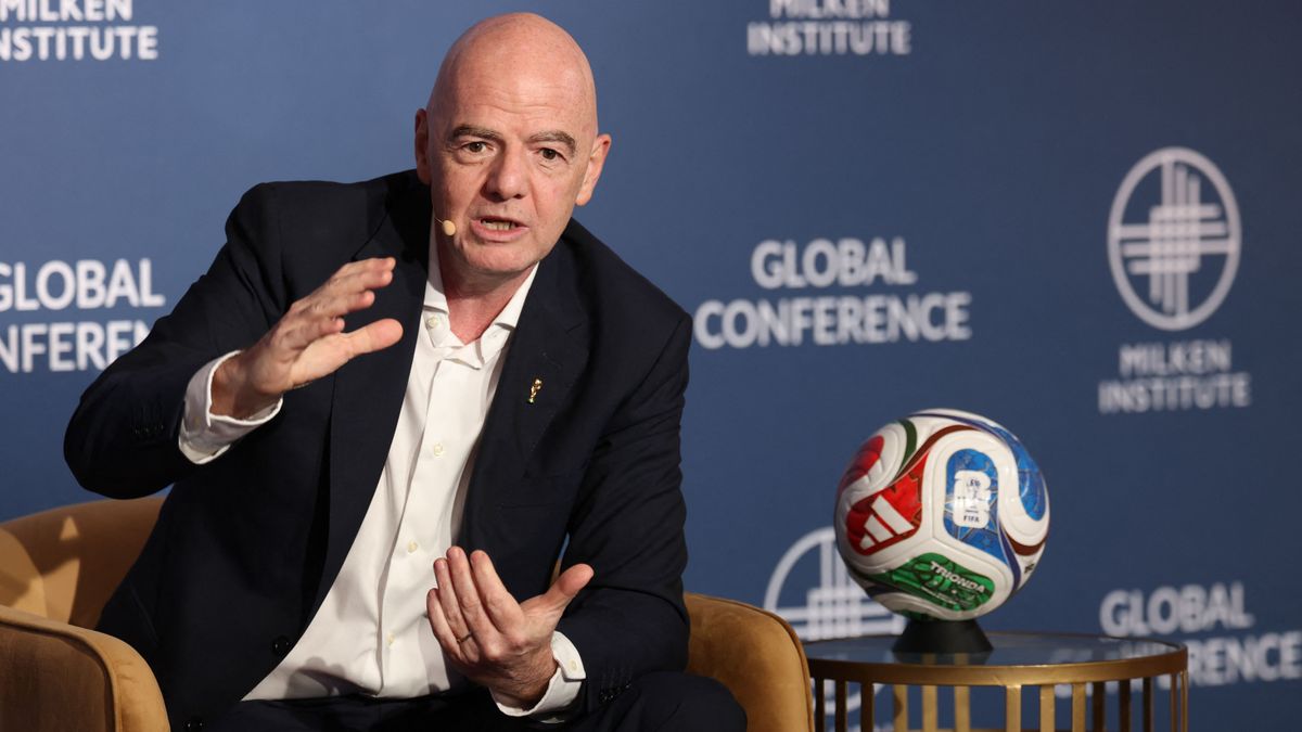 Össztűz alatt a FIFA-elnök, fel is jelentették a vb-rajt előtt