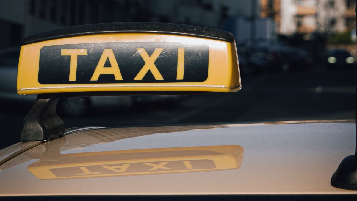 Budapest Taxi Drivers Protest Mounting Pressures, Demand Permit Limits