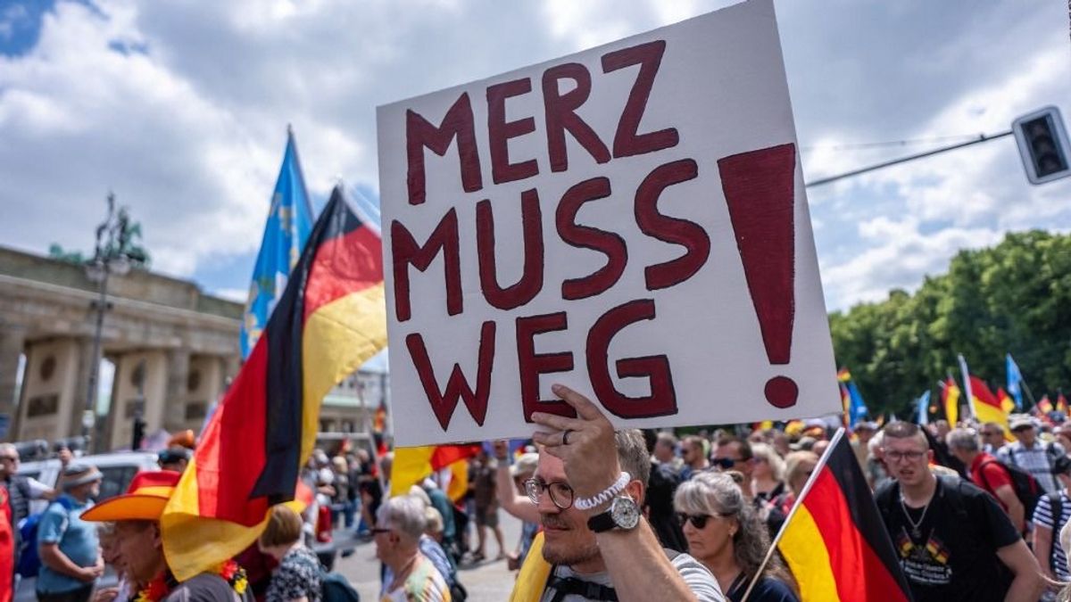 Merz ellen tüntet Németország, a frusztrált rendőröket már a német zászló is zavarja