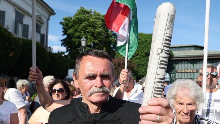 Szimpátiatüntetés a közjogi méltóságok mellett tüntetés Sándor-palota