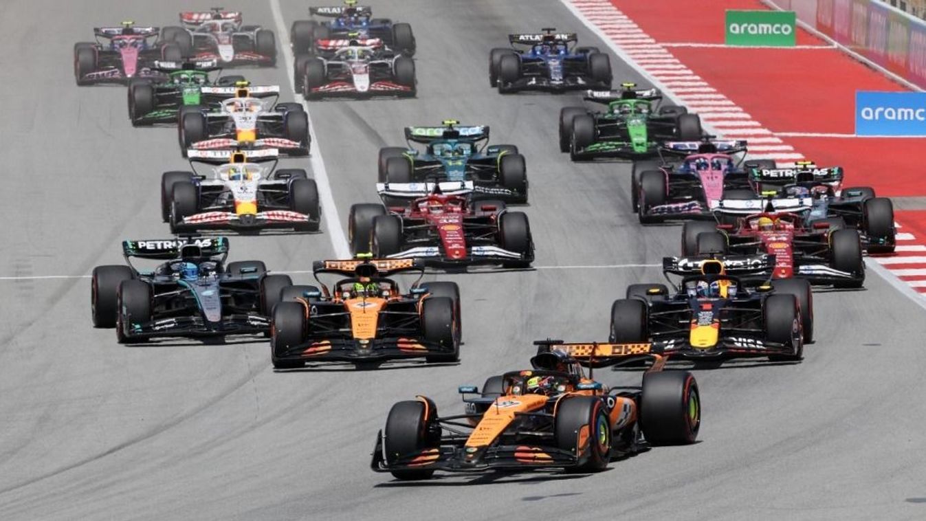 rajt, Katalán Nagydíj, Spanyol Nagydíj 2025, McLaren's Australian driver Oscar Piastri (C) leads the race at the start of the Spanish Formula One Grand Prix at the Circuit de Catalunya in Montmelo, on the outskirts of Barcelona, on June 1, 2025. (Photo by