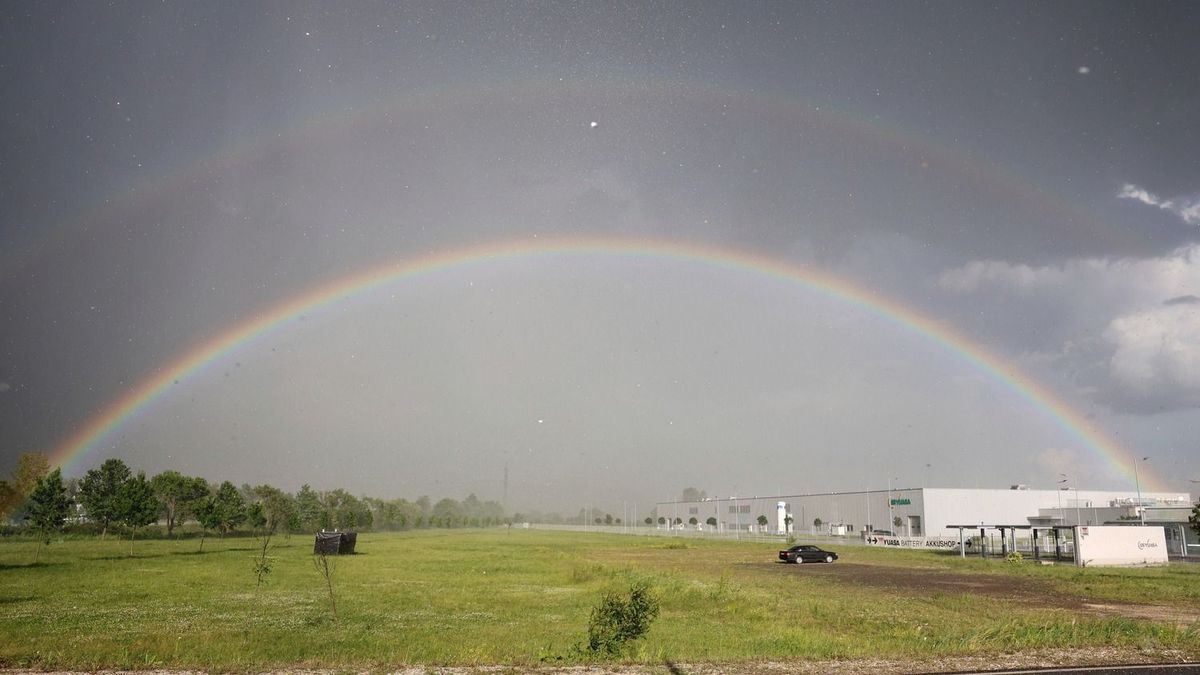 Weekend weather to be unpredictable: sunshine one moment, thunderstorms the next