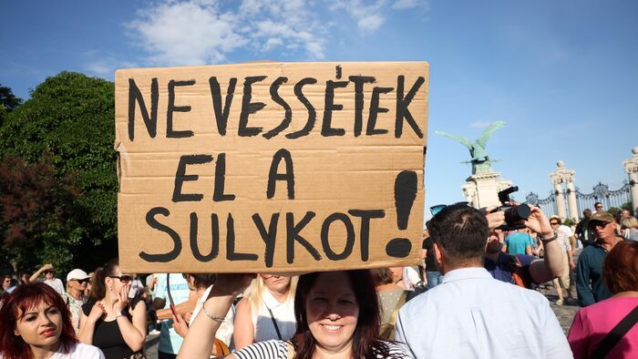 Szimpátiatüntetés a közjogi méltóságok mellett
