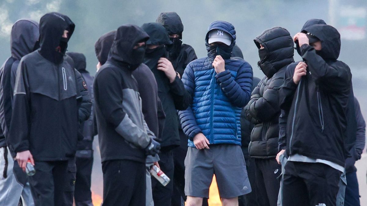 Lángba borult Belfast: zavargások törtek ki a brutális késelés után