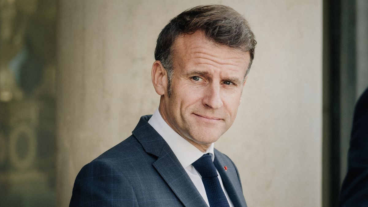 Macron fokozná a nyomást Oroszországon