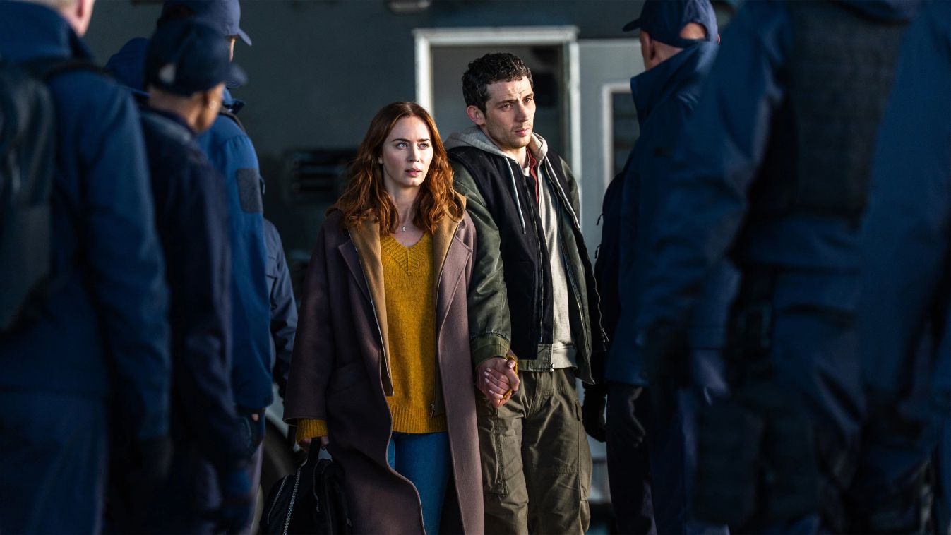 Emily Blunt és Josh O'Connor a kormányügynökök gyűrűjében keresi az igazságot. Forrás: UIP-Duna Film