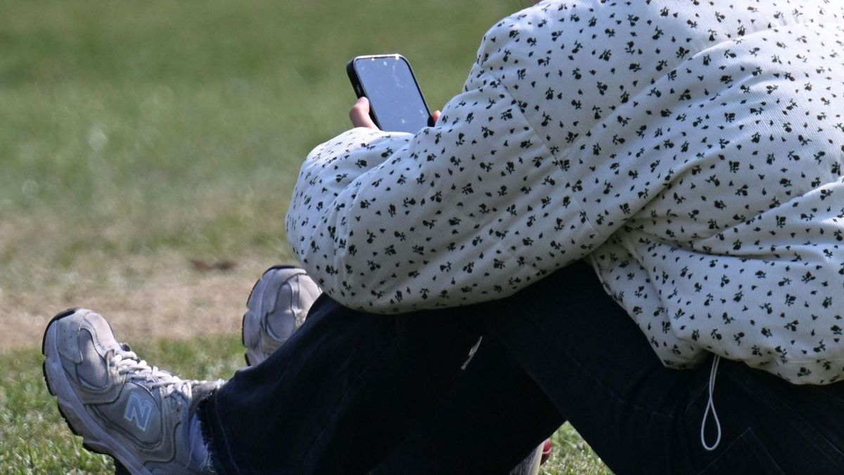 UK to restrict under-16s' social media access by default from 2027