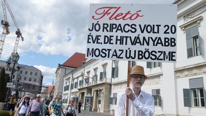 Szimpátiatüntetés a közjogi méltóságok mellett tüntetés Sándor-palota
