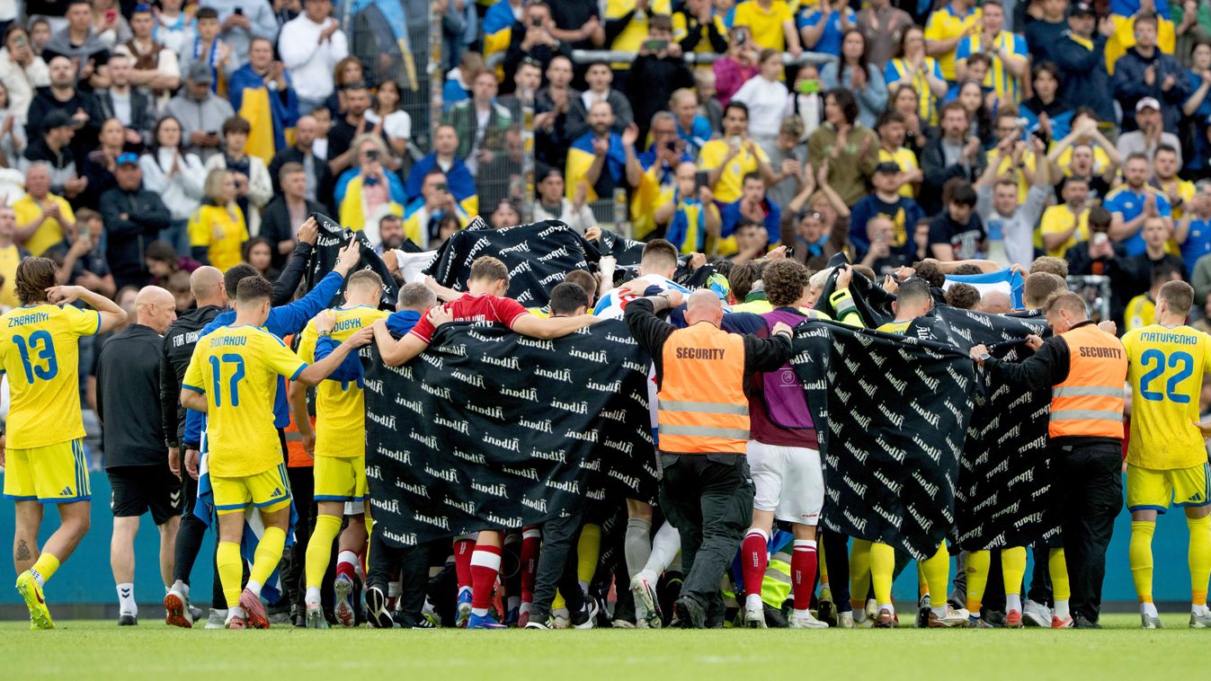 Christian Eriksen összeesett a dán–ukrán felkészülési mérkőzésen vasárnap, de a középpályás percekkel később a saját lábán hagyta el a pályát