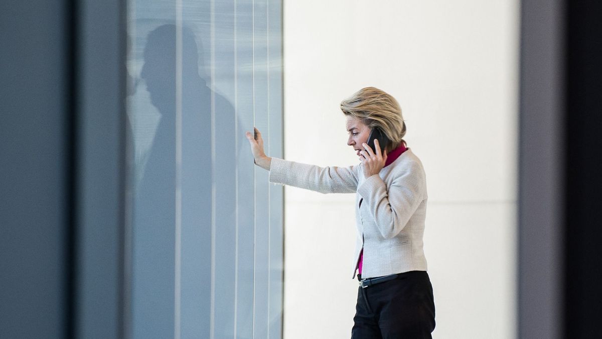Újabb vizsgálat Von der Leyen SMS-ezgetései miatt