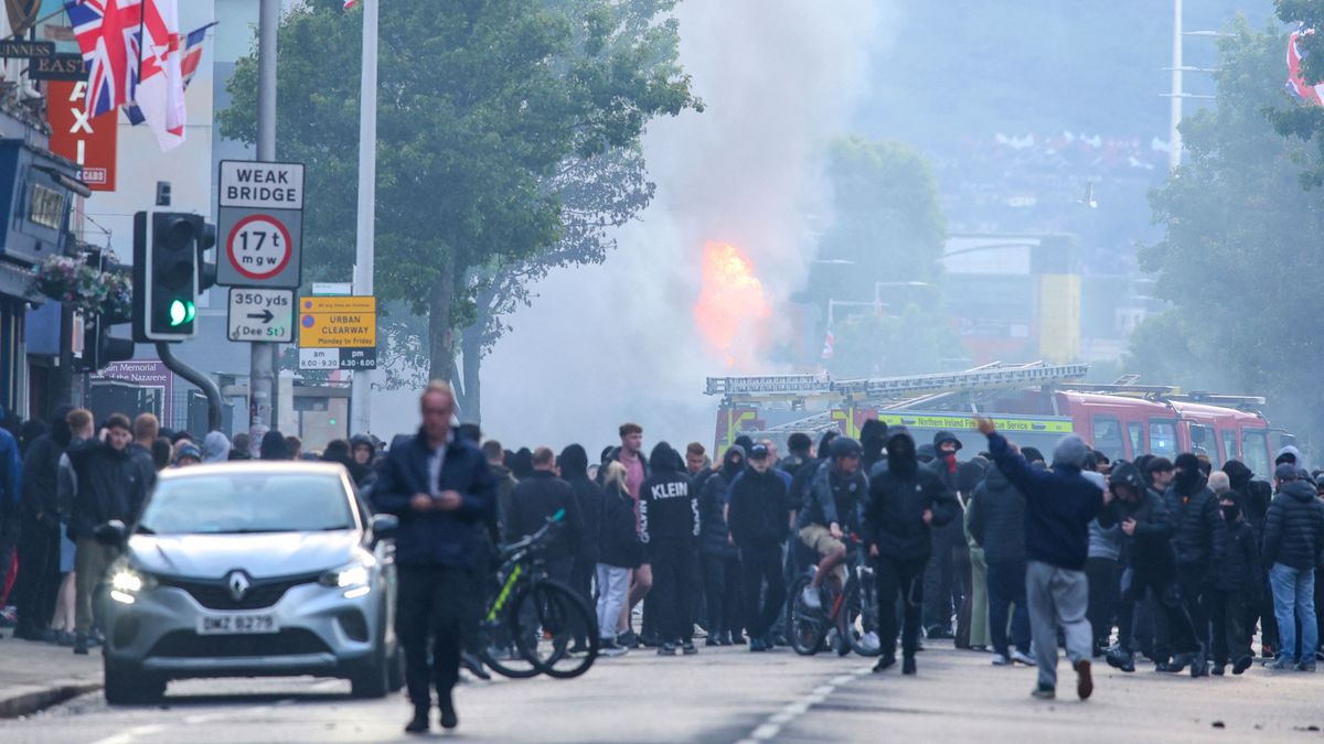 Továbbra is lángokban áll Belfast, családok menekültek az égő házakból + videó
