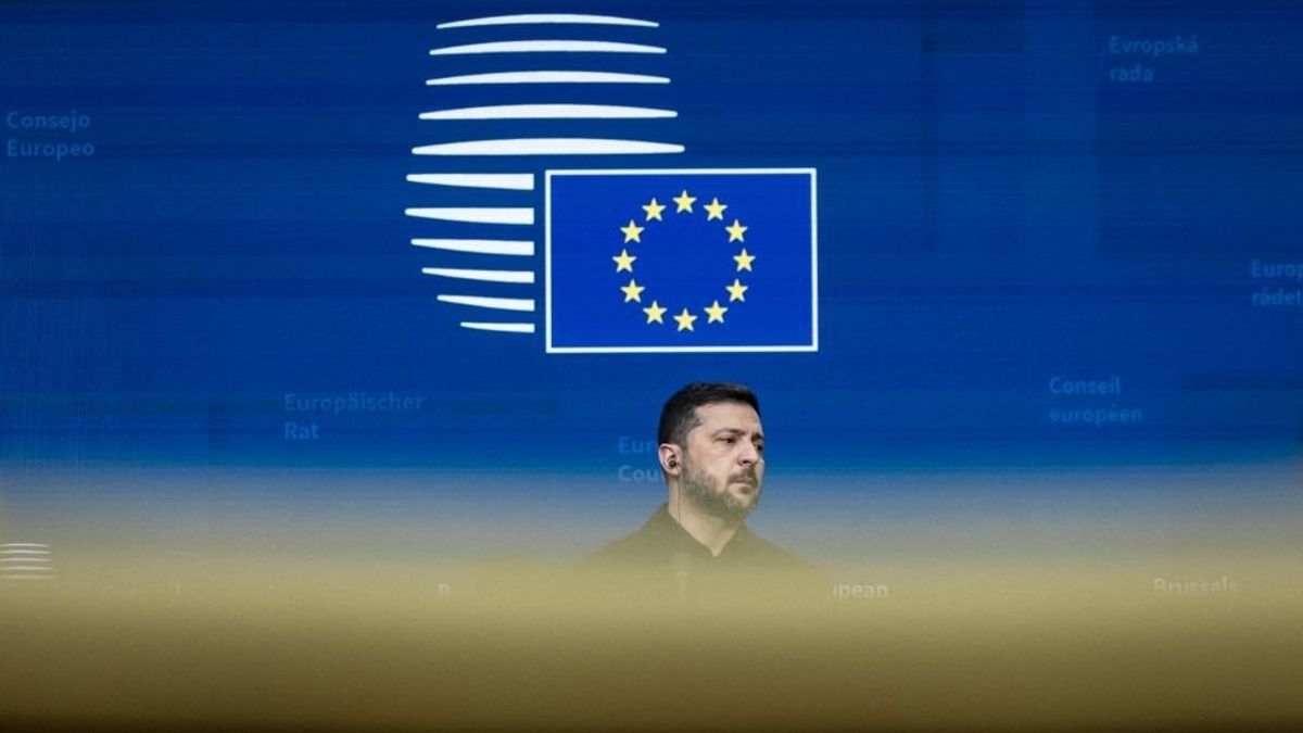 A krakkói polgármesterjelölt az ukrán és az uniós zászlókat is szemétbe dobta + videó
