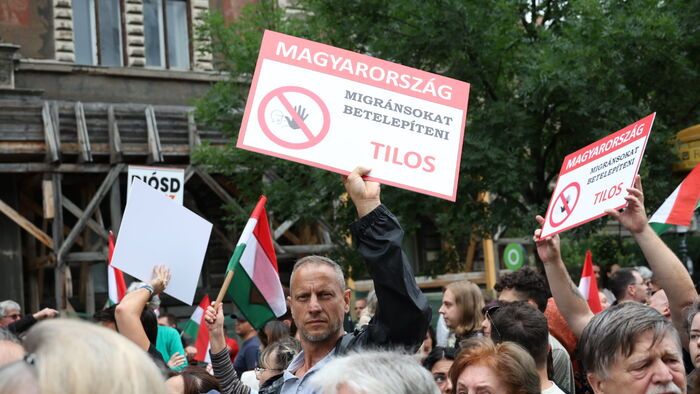 Tüntetés a migrációs paktum ellen