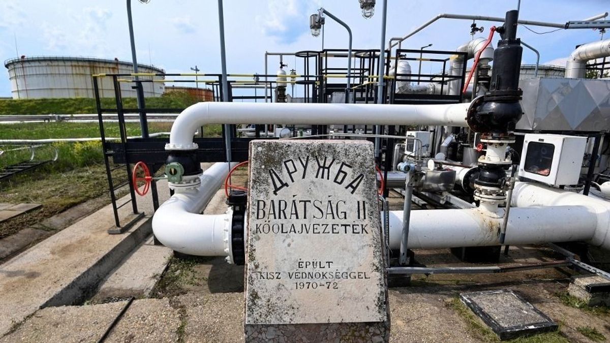 Central Europe plans oil pipeline overhaul to cut Russian dependence