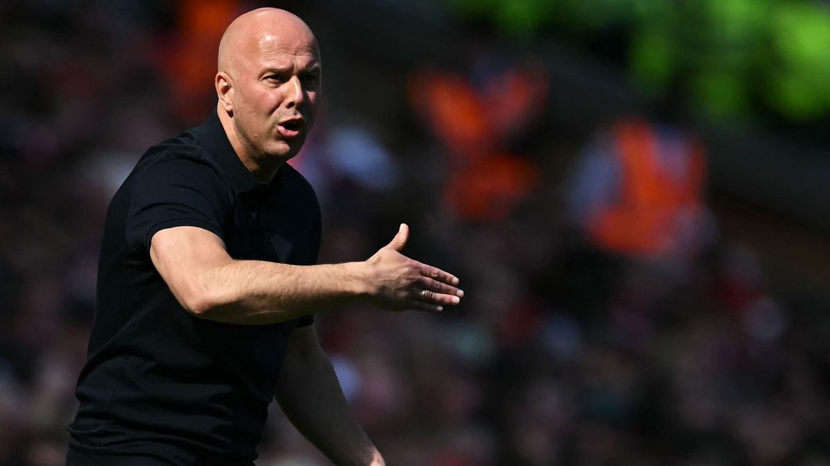 Arne Slot a Premier League-ben maradhat, kiszivárgott egy meglepő megkeresés
