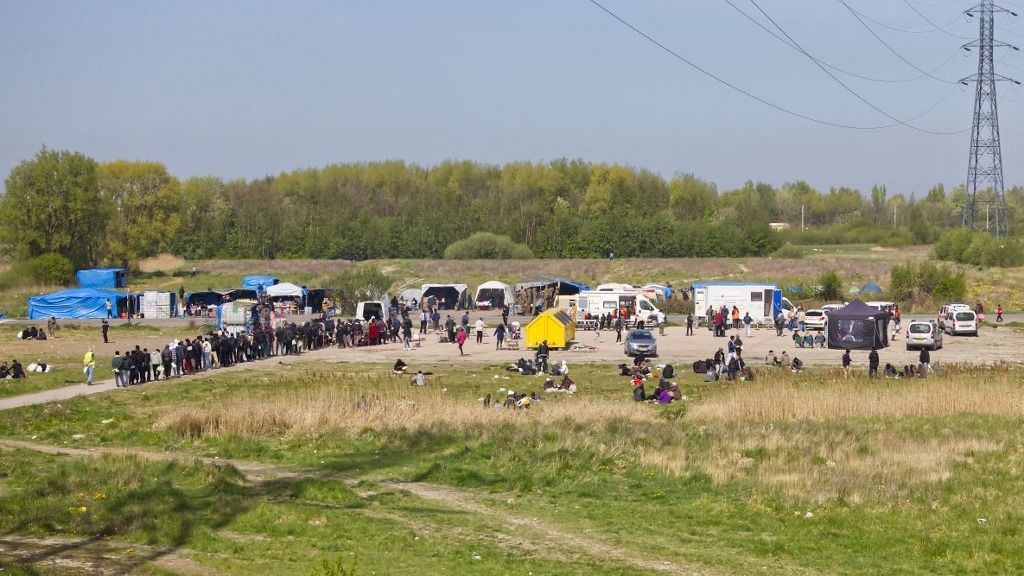 Tábort kell felhúzni a migránsok számára
