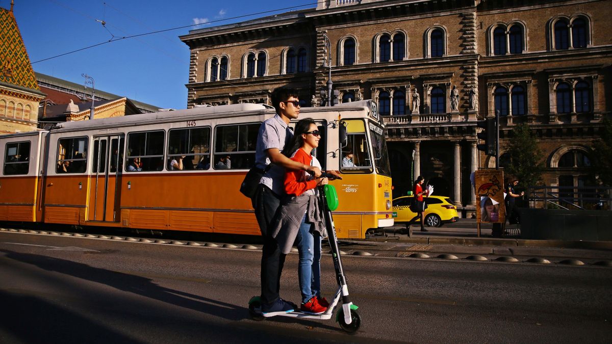Katonák és rollerek