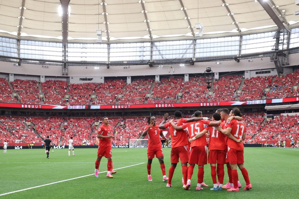 VANCOUVER, BRITISH COLUMBIA - JUNE 24: Ruben Vargas #17 of Switzerland celebrates with teammates after scoring his team's first goal during the FIFA World Cup 2026 Group B match between Switzerland and Canada at BC Place Vancouver on June 24, 2026 in Vancouver, British Columbia.   Alex Grimm/Getty Images/AFP (Photo by ALEX GRIMM / GETTY IMAGES NORTH AMERICA / Getty Images via AFP)