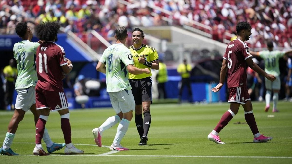 A FIFA egy diktatúra, és röhejes, ami a vb-meccsen történt az angol legenda szerint