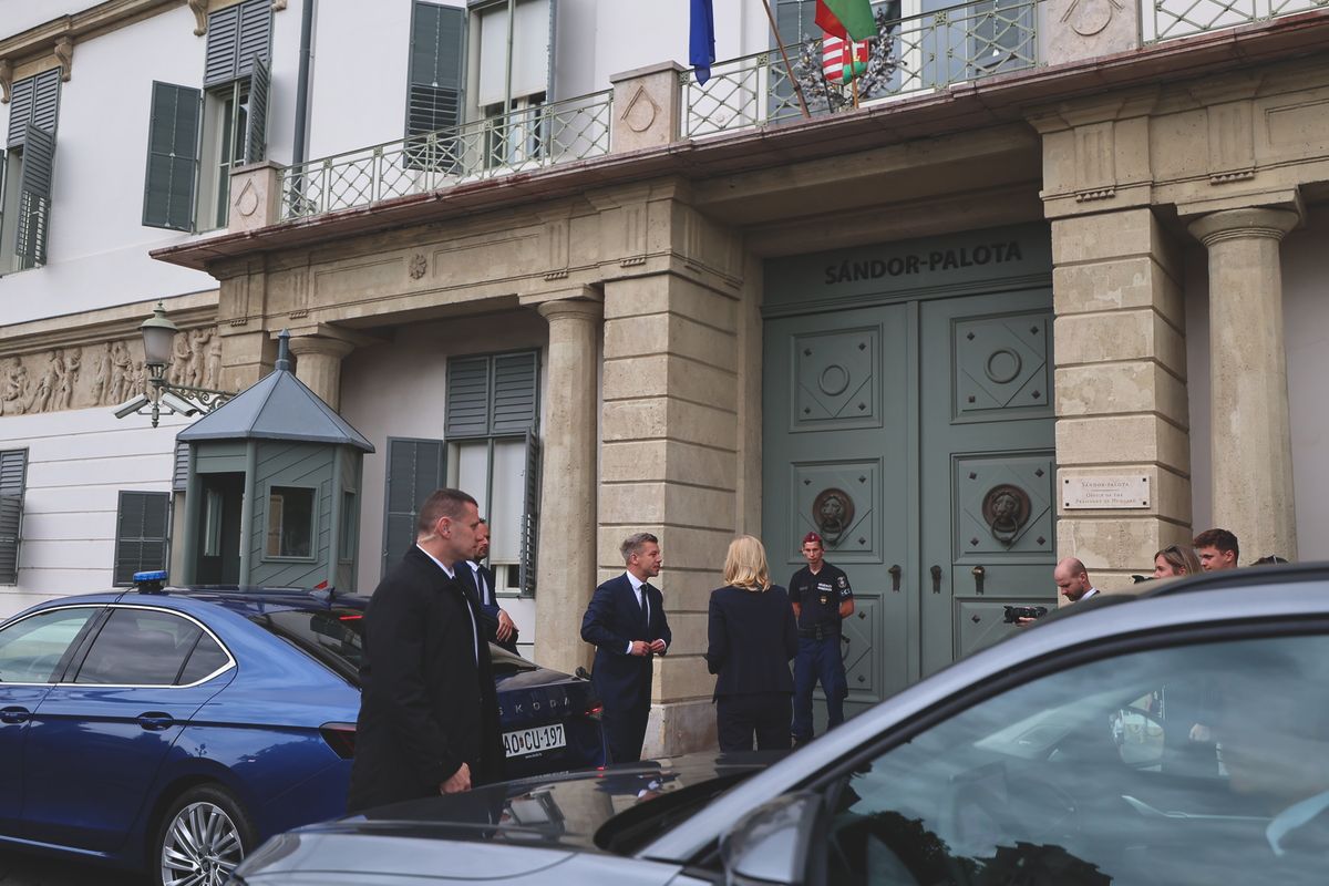 Magyar Péter
Sándor Palota