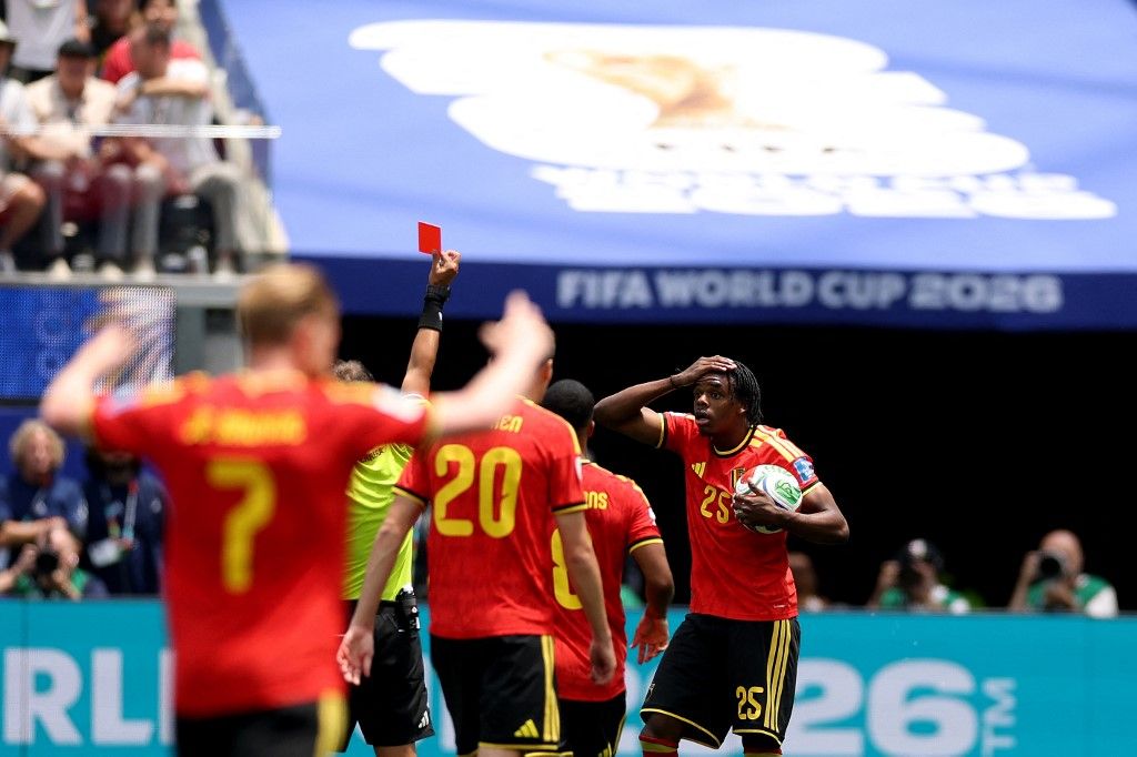 INGLEWOOD, CALIFORNIA - JUNE 21: Nathan Ngoy #25 of Belgium receives a red card by Referee Dario Herrera during the FIFA World Cup 2026 Group G match between Belgium and IR Iran at Los Angeles Stadium on June 21, 2026 in Inglewood, California. Stu Forster/Getty Images/AFP (Photo by Stu Forster / GETTY IMAGES NORTH AMERICA / Getty Images via AFP)