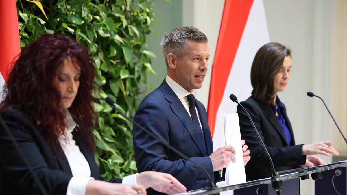 Hungary's Teacher Salary Hike Criticized as Insufficient