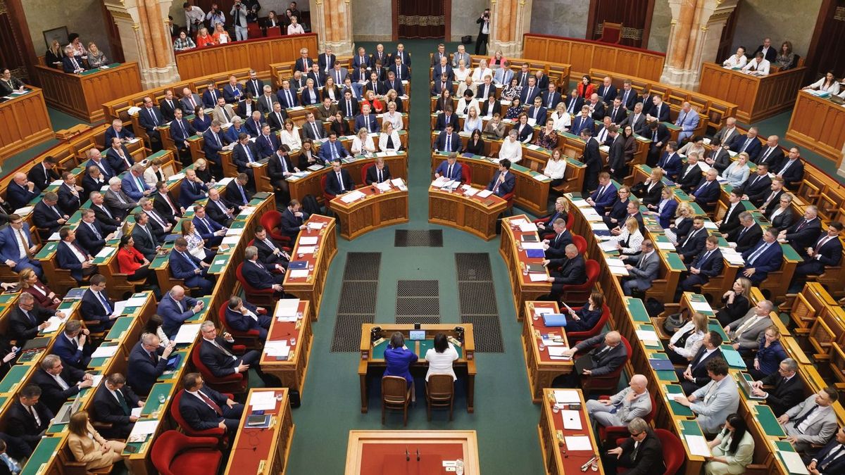 Rendkívüli ülést tart ma a parlament