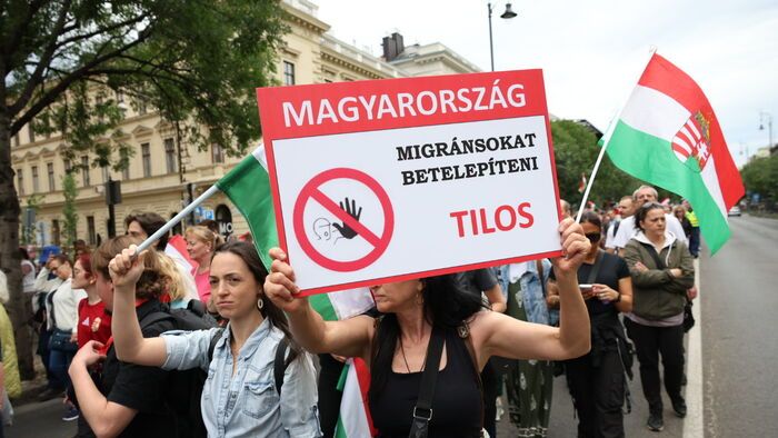 Tüntetés a migrációs paktum ellen