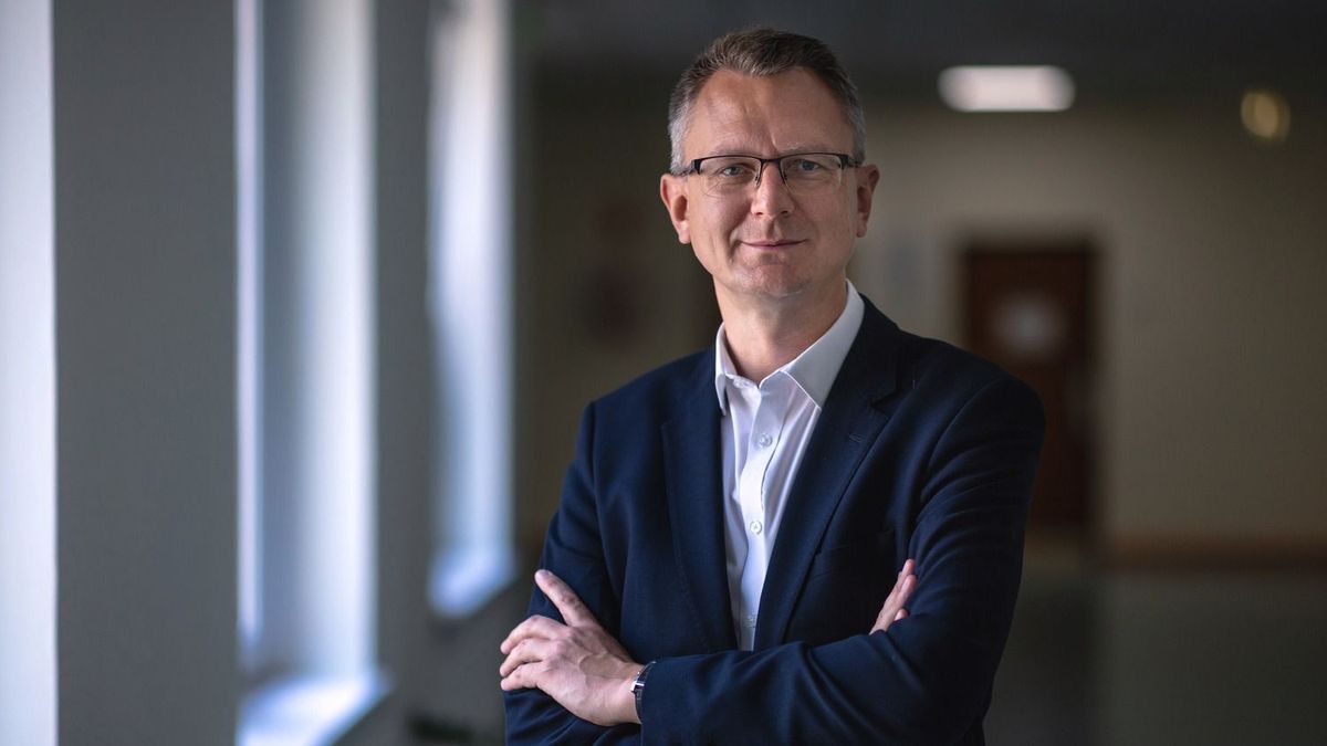 Hungarian politician criticizes new government's 'Facebook governance'