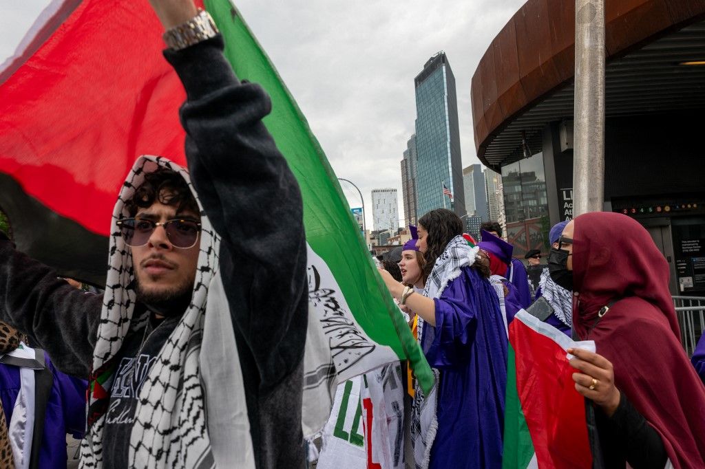 NEW YORK, NY - MAY 30: Police, supporters of Israel, and demonstrators in support of Palestine gather outside Barclays Center for a graduation ceremony for Hunter College students on May 30, 2025 in the Brooklyn borough of New York City. The protesters attempted to disrupt the ceremony, accusing the university of supporting Israel, despite Hunter having a large Muslim student population. Police presence across the country has increased following the shooting deaths of a Jewish couple in Washington, D.C   Spencer Platt/Getty Images/AFP (Photo by SPENCER PLATT / GETTY IMAGES NORTH AMERICA / Getty Images via AFP)