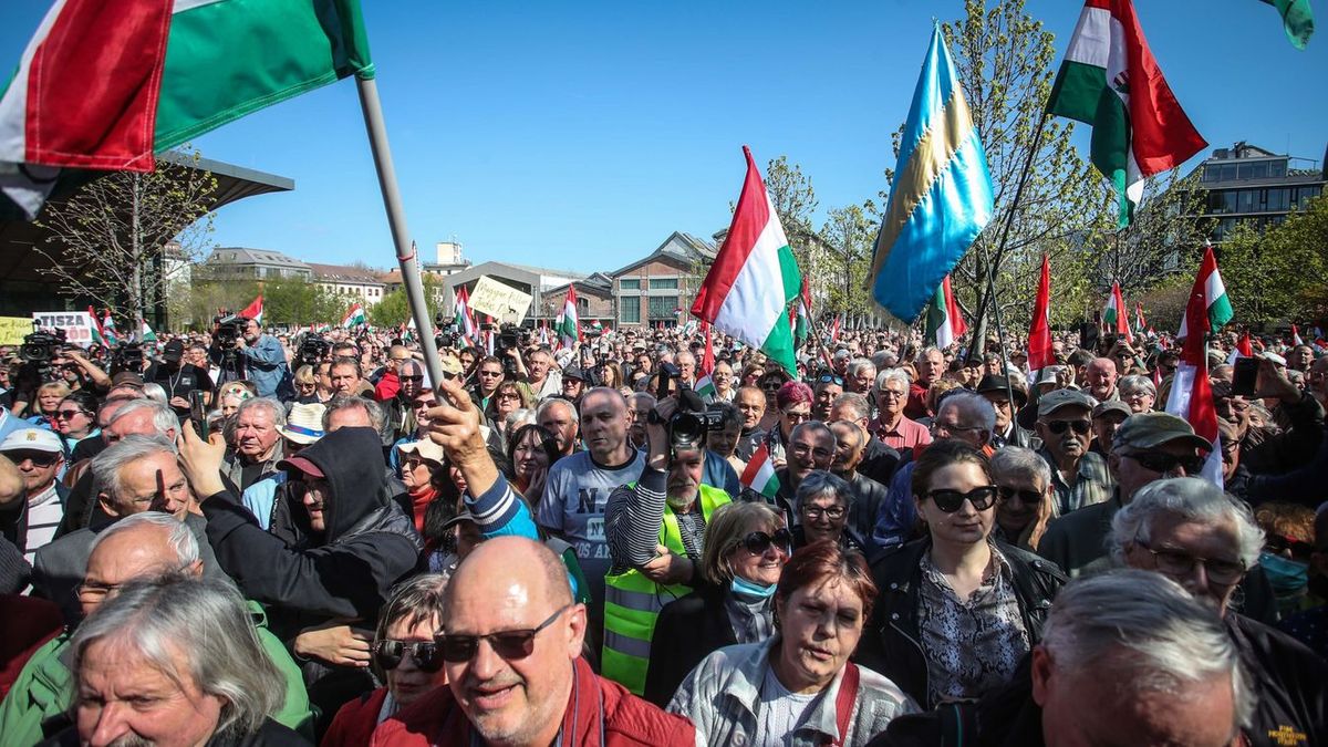 Péter Magyar mocks protesters from balcony during migration pact demonstration
