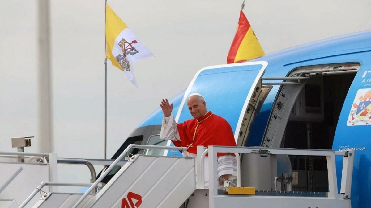 Pope Leo XIV welcomed by ringing bells and crowds in Madrid