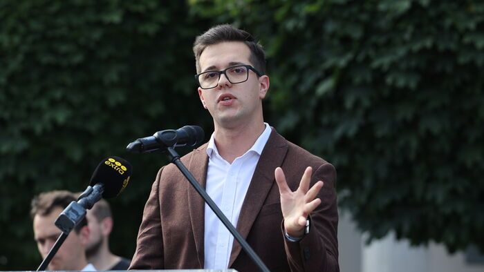 Szimpátiatüntetés a közjogi méltóságok mellett tüntetés Sándor-palota