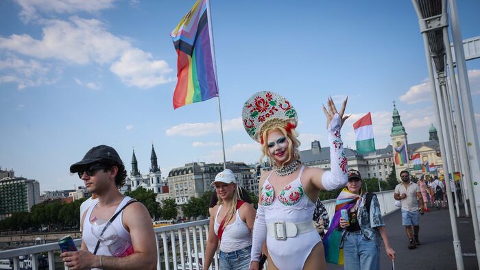 Pride felvonulás Erzsébet híd