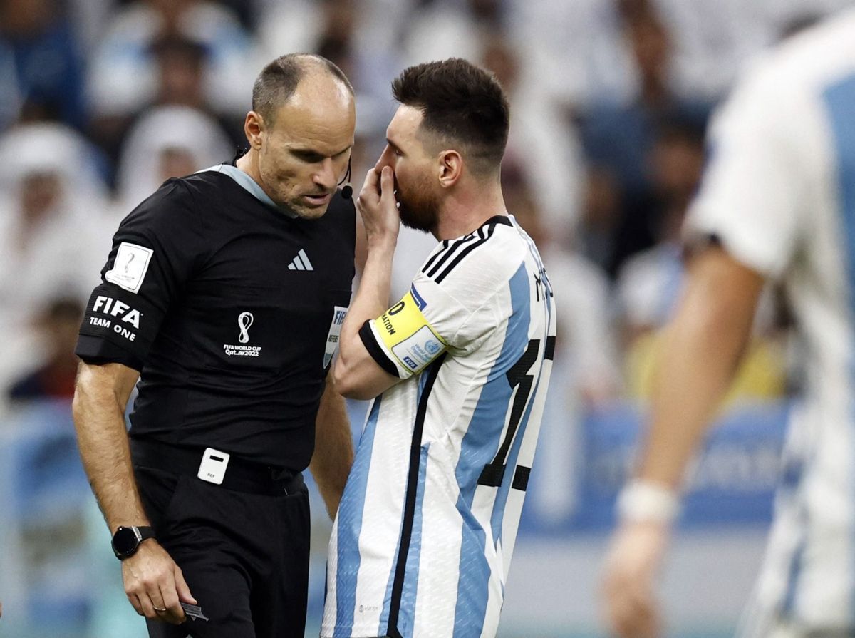 AL DAAYEN - (lr) Referee Antonio Mateu, Lionel Messi of Argentina during the FIFA World Cup Qatar 2022 quarterfinal match between the Netherlands and Argentina at the Lusail Stadium on December 9, 2022 in Al Daayen, Qatar. ANP MAURICE VAN STEEN netherlands out - belgium out (Photo by MAURICE VAN STEEN / ANP MAG / ANP via AFP)