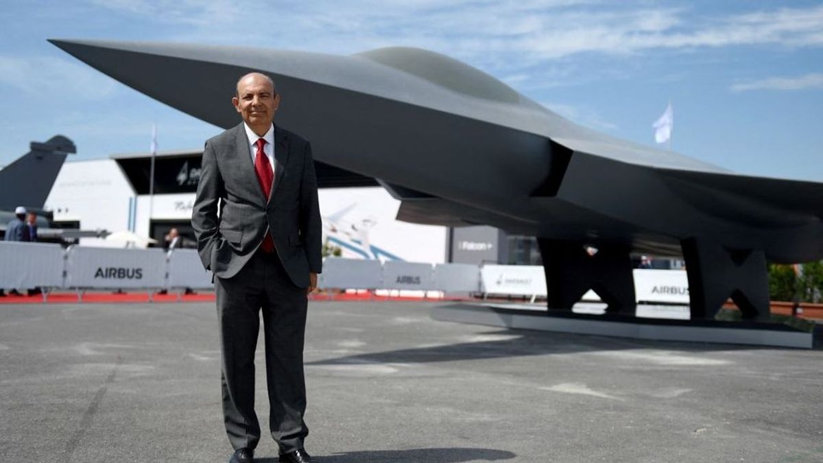 A francia Dassault Aviation vezérigazgatója, Eric Trappier a Systeme de Combat Aerien Futur (SCAF), a Future Combat Air System (FCAS) teljes méretű modellje előtt 