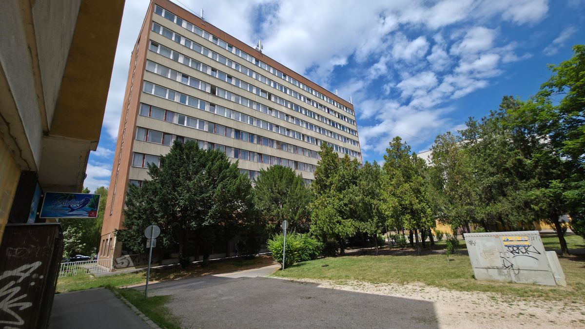 Investigation launched after student falls from Székesfehérvár dormitory