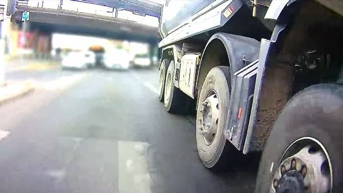 12-wheeled tipper overturned Toyota Prius in Kőbánya + video