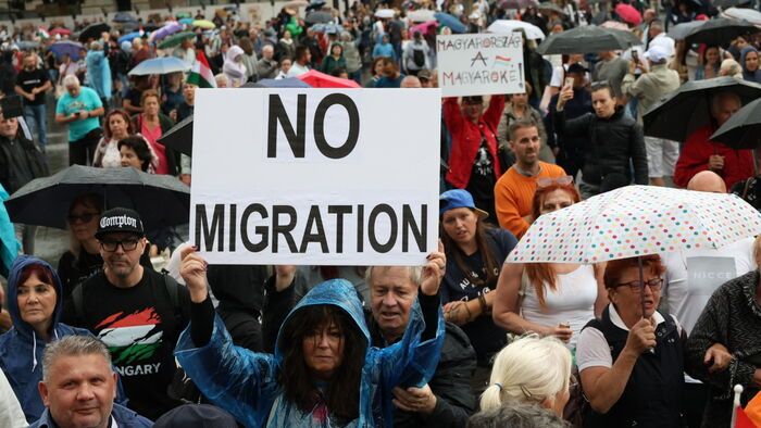 Tüntetés a migrációs paktum ellen