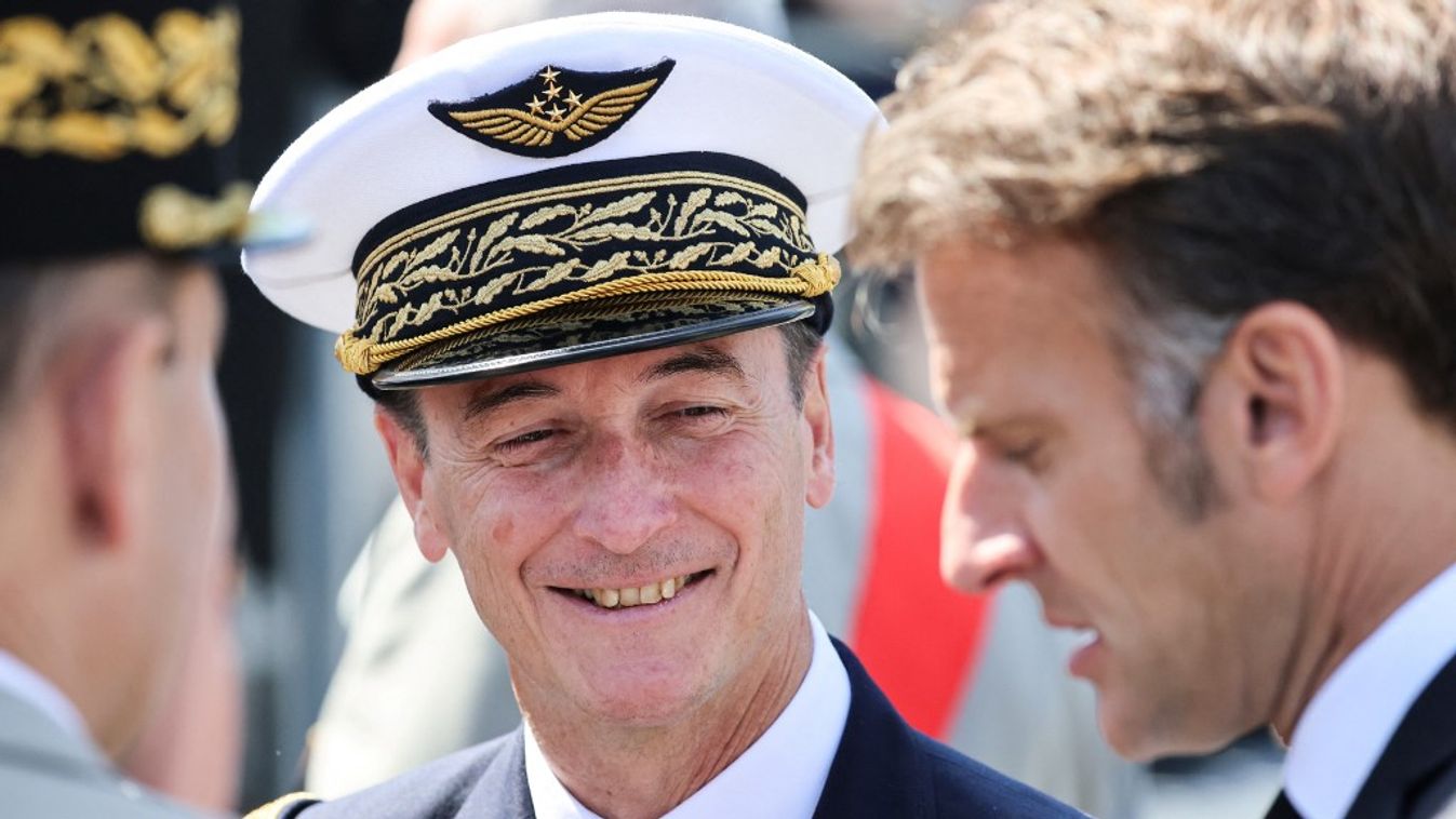 Fabien Mandon, a francia fegyveres erők vezérkari főnöke (középen) beszélget Emmanuel Macron francia elnökkel (jobbra) az európai győzelem napjának 81. évfordulóját megünneplő ceremónián, amely a második világháború európai végének emlékét idézi fel, a pá